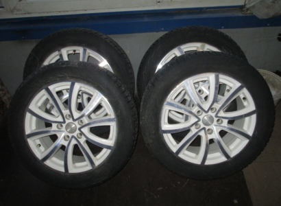 Комплект зимних шин с литыми дисками 215/55R17 NOKIAN,шипованные